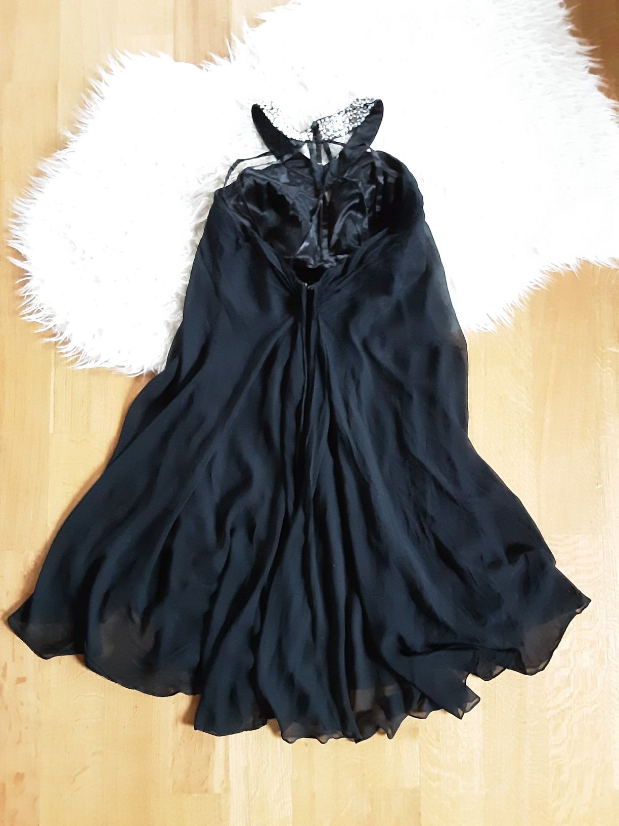 Czarna,elegancka sukienka z naszyjnikiem
