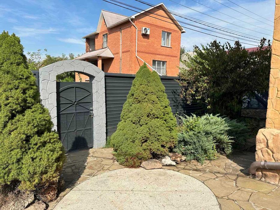 Будинок з ремонтом! 190 кв.м. Гараж на 2 авто. 240000