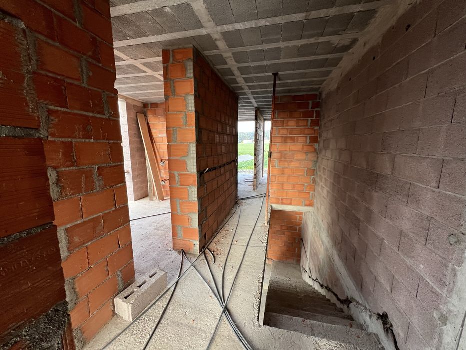 Moradia T3 em Construção – Dois Pisos, Garagem e Jardim