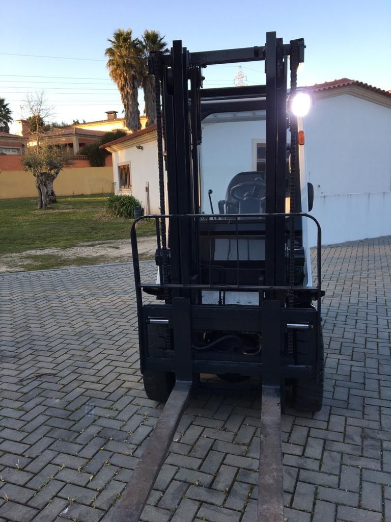 Empilhador Uni Carriers diesel 2500kg