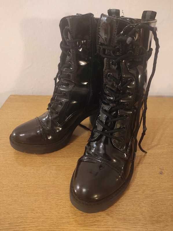 Lakierowane botki Deichmann