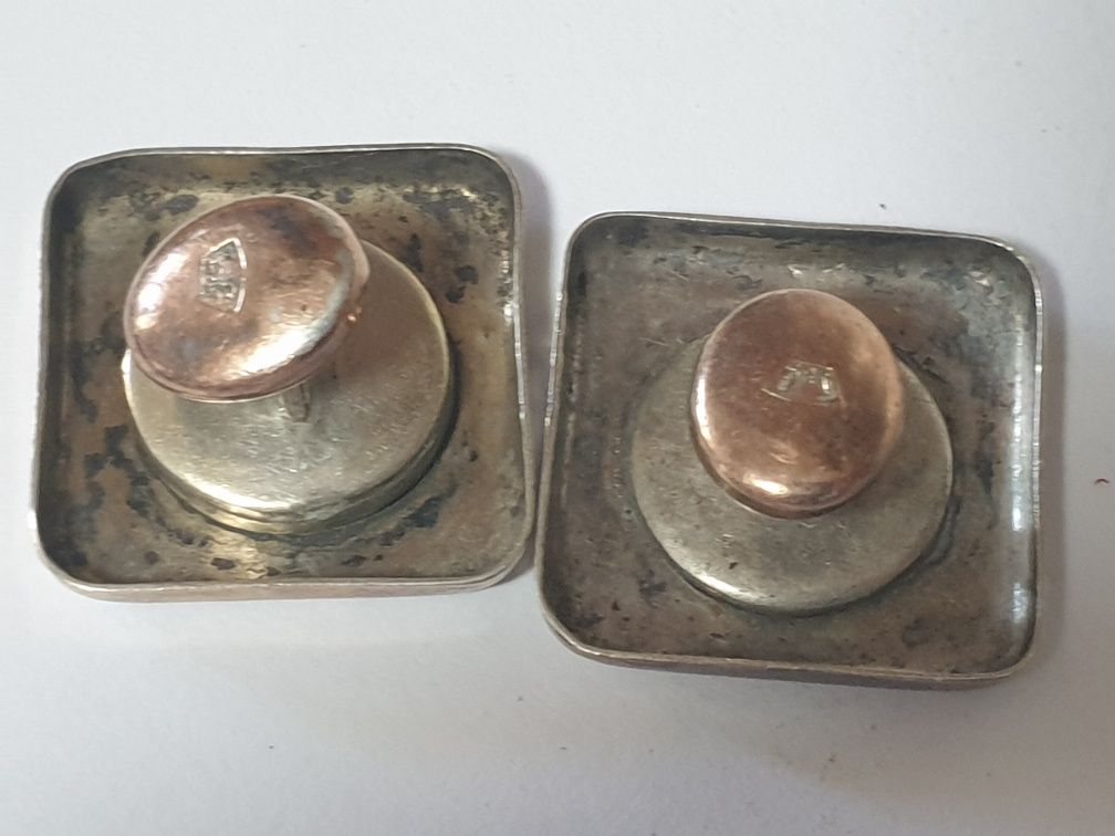 Par de antigos botões de punho com monogramas em prata dourada