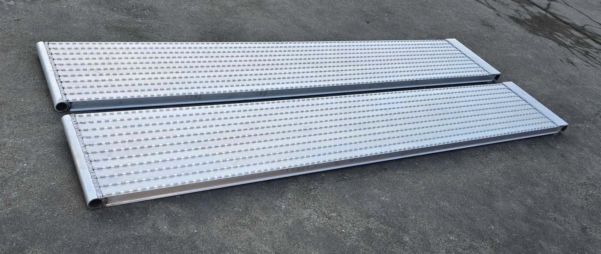 Najazdy aluminiowe frezowane 2500x340x40mm moc. kątownik nośność 2,3t.