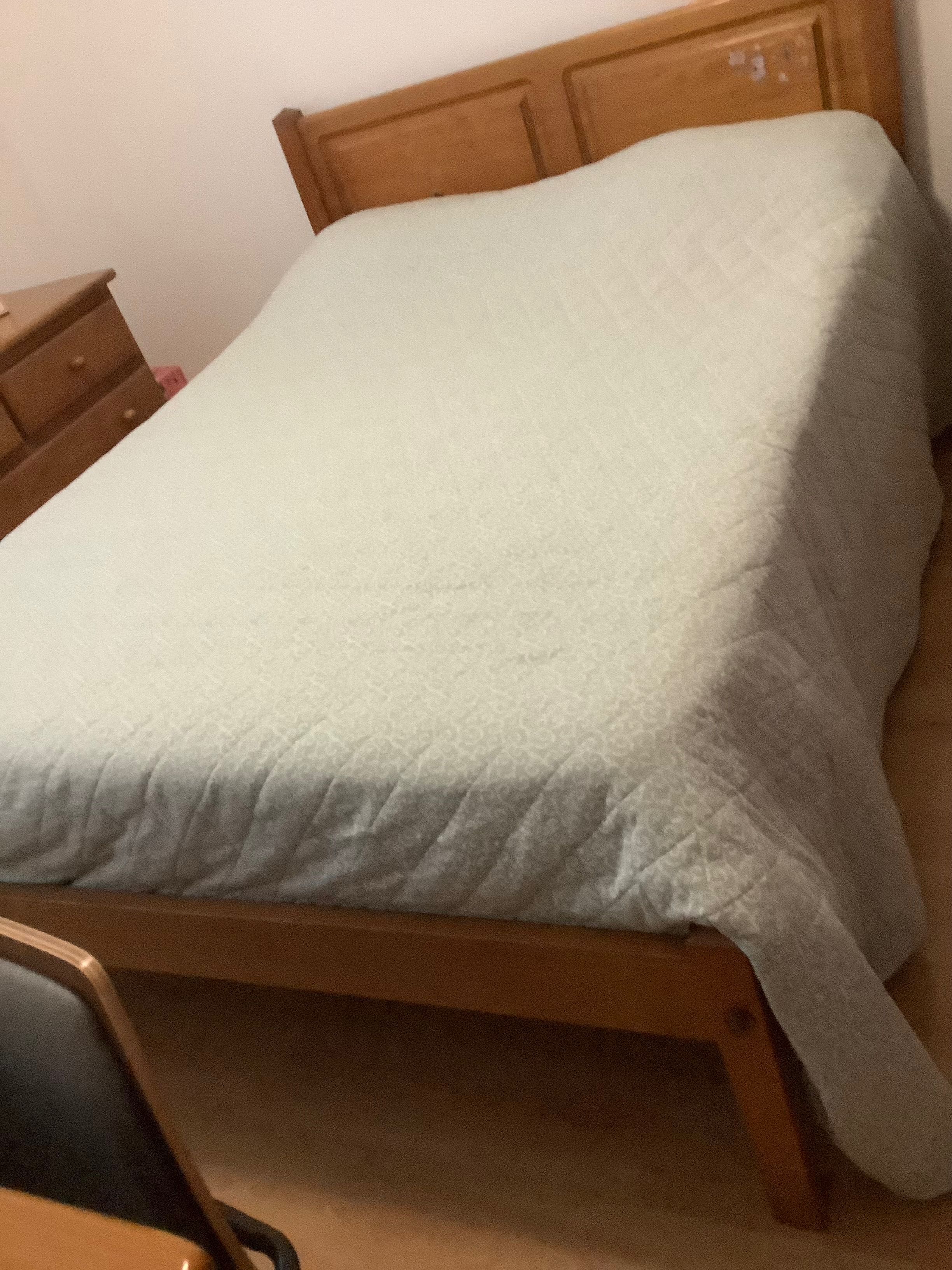 Vende-se Cama de casal 1.83x1.33 em óptimo estado de conservação