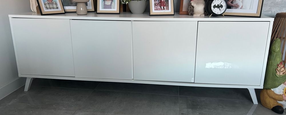 Komoda i szafka RTV Sanayi na nóżkach biały połysk