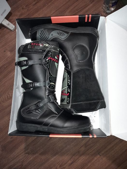 Продам мотоботи.