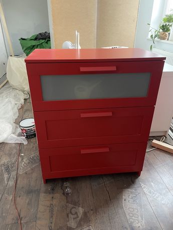 Czerwona komoda Brimnes IKEA 78x95