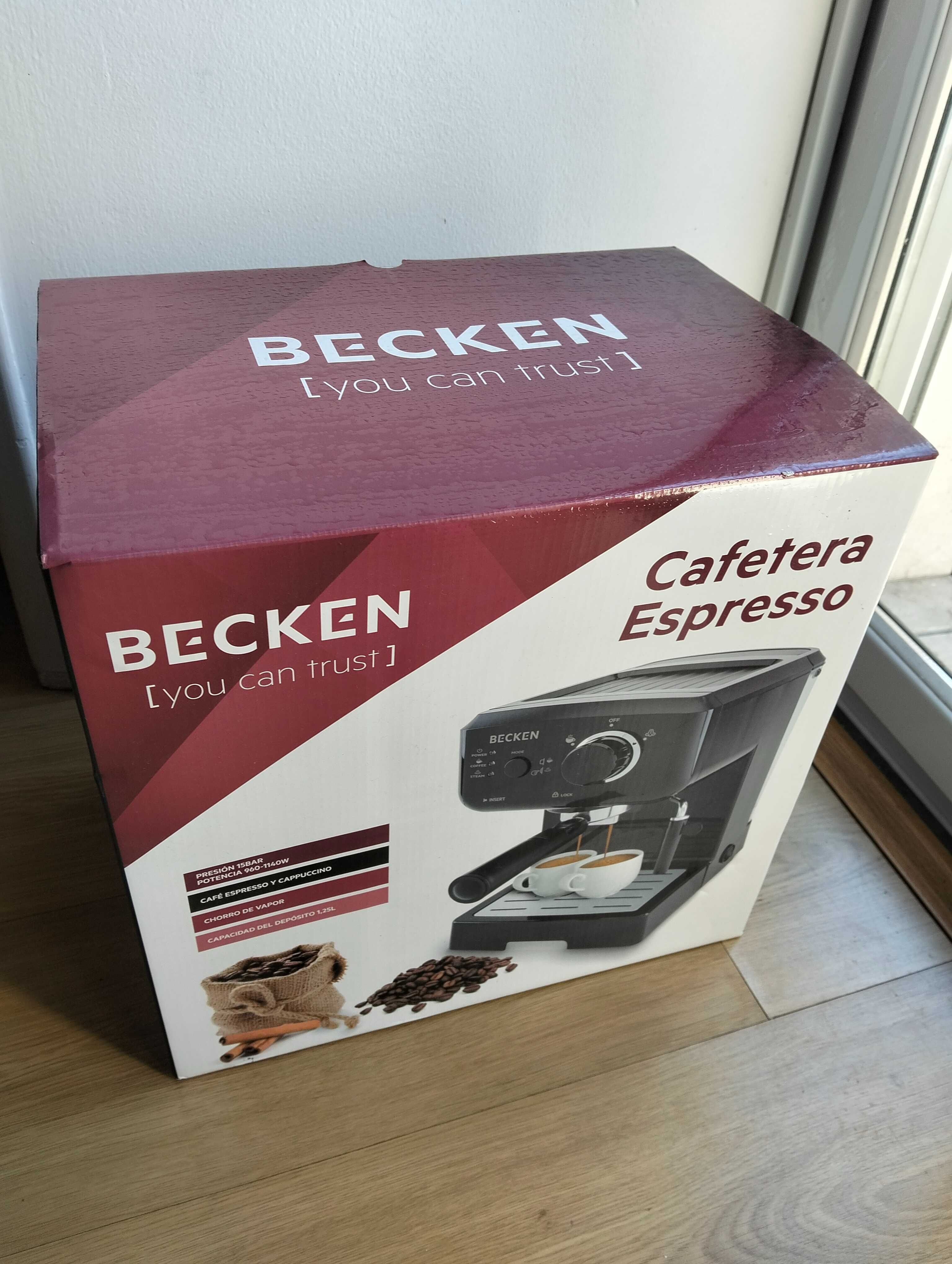 Vendo máquina de café expresso usada, funciona perfeitamente.