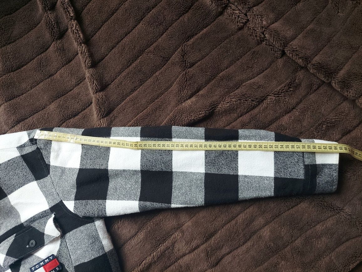 Куртка сорочка фірми Tommy Jeans Sherpa Levis оригінал 

Розмір:  M

С