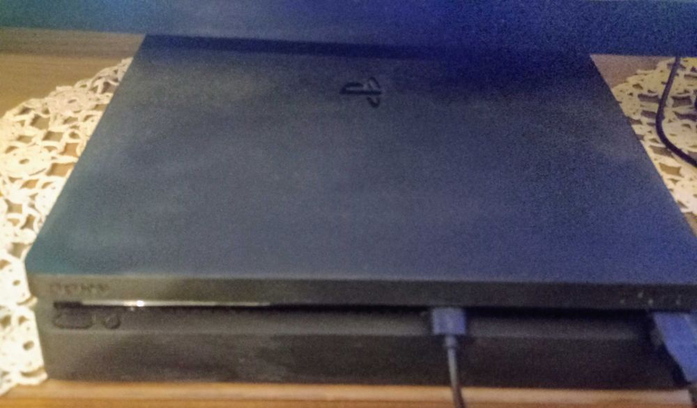 Ps4 slim 1 TB usada como nova
