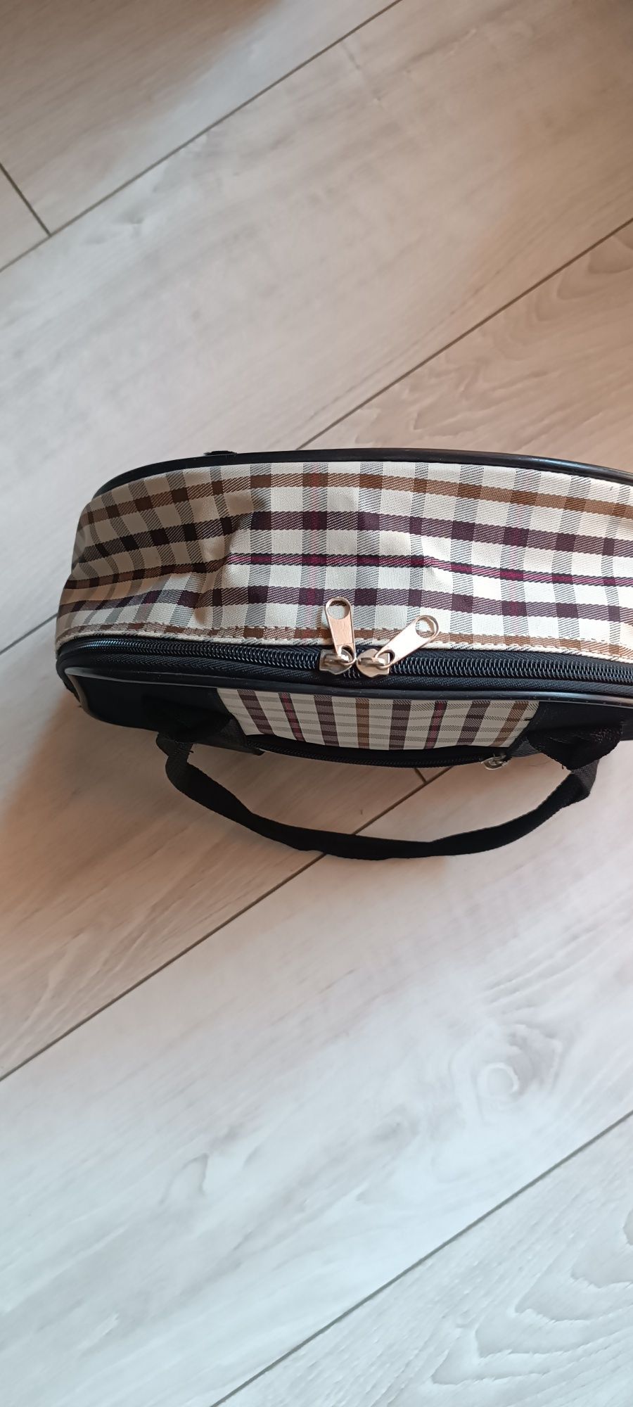 Torba czarna z wstawkami w kratkę.