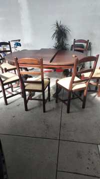 Mesa extensivel e cadeiras com acento forrado a tecido