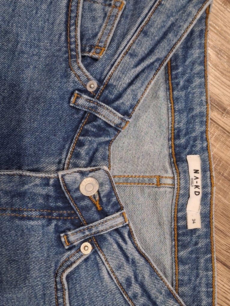 Spodnie jeansy marki NA-KD roz. 34