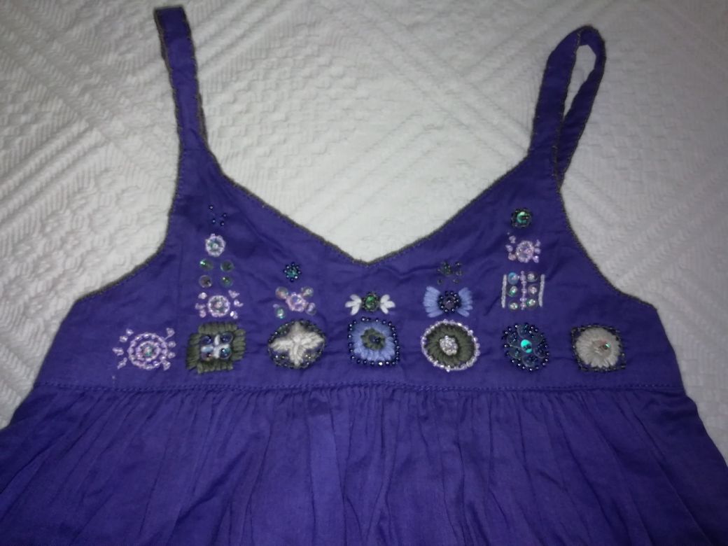 Vestido de menina Lili Graufet roxo bordado no peito com pompons