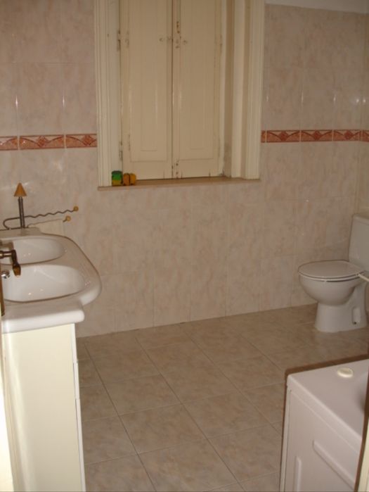 Quartos em apartamento de estudantes - frente metro anjos