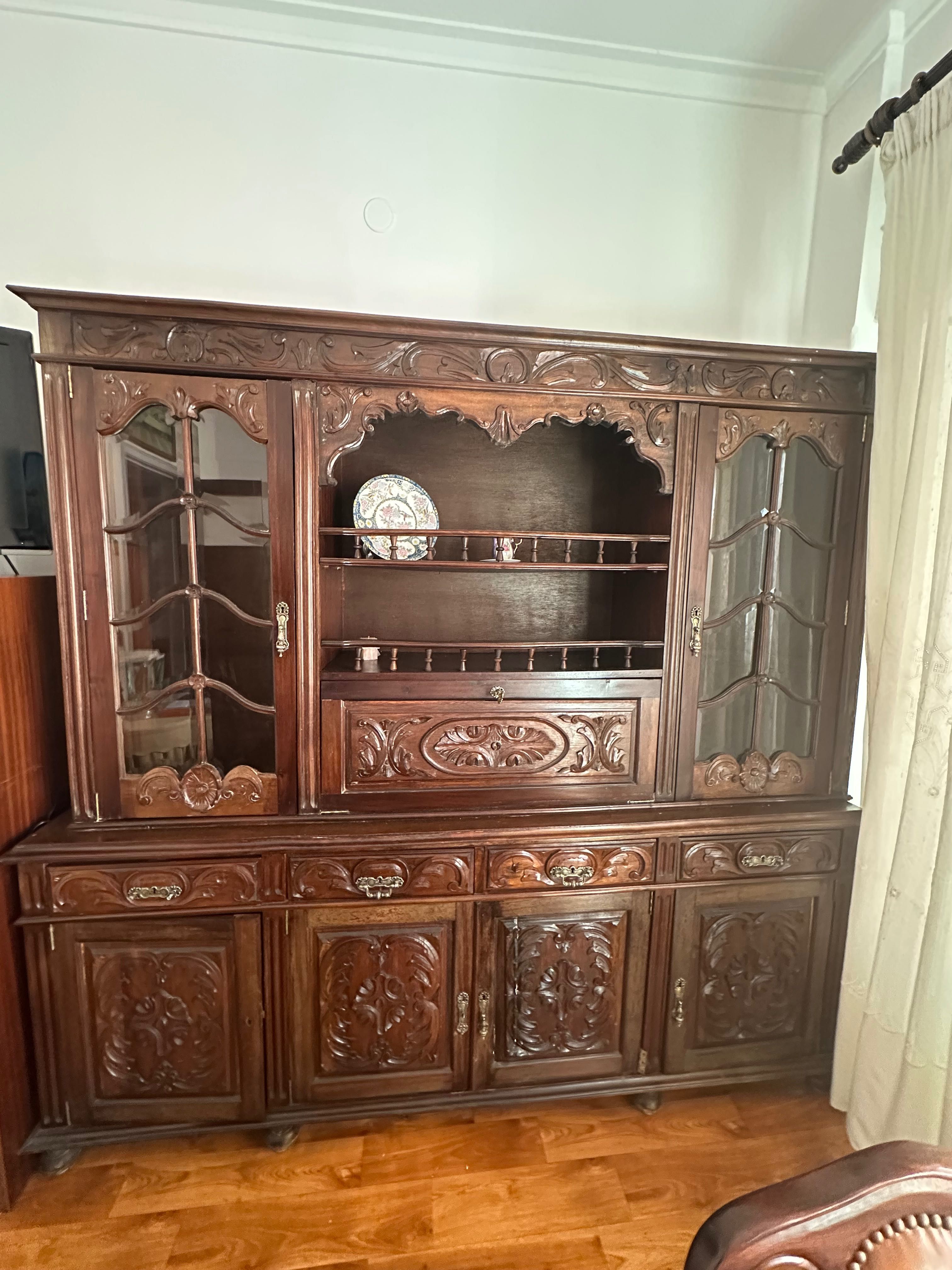 Móvel de Sala antigo em madeira maciça (carvalho) com bar e vitrine