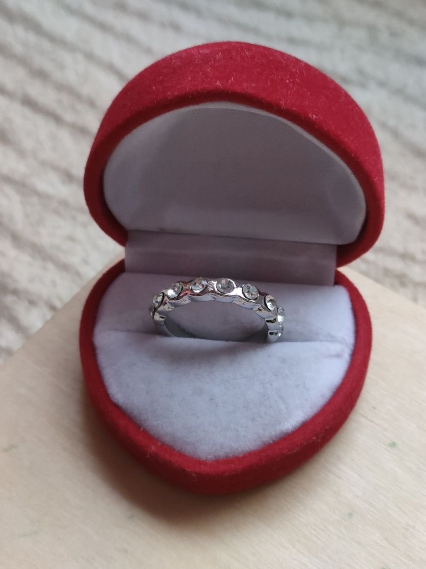 Minimalistyczny pierścionek z cyrkoniami kolor srebrny