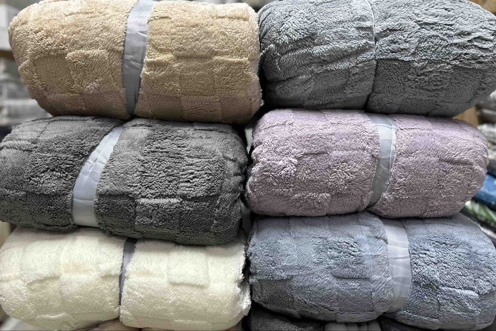 Двостороннє приємні мʼякі тепленькі пледики на Овчині "Кубики" M/H