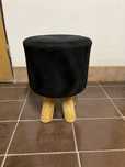 Taboret na drewnianych nogach