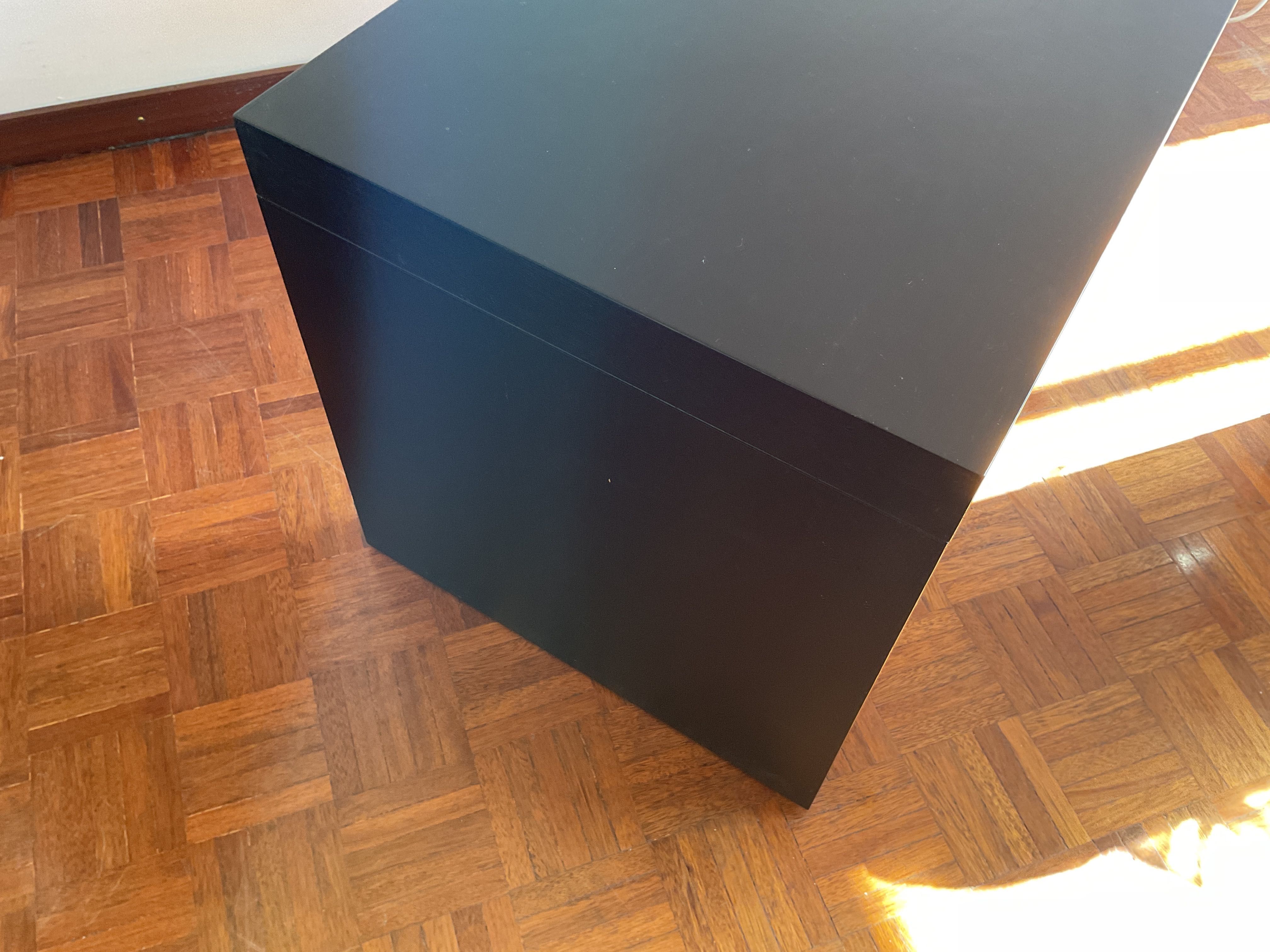 Mesa de sala ou de café em madeira maciça