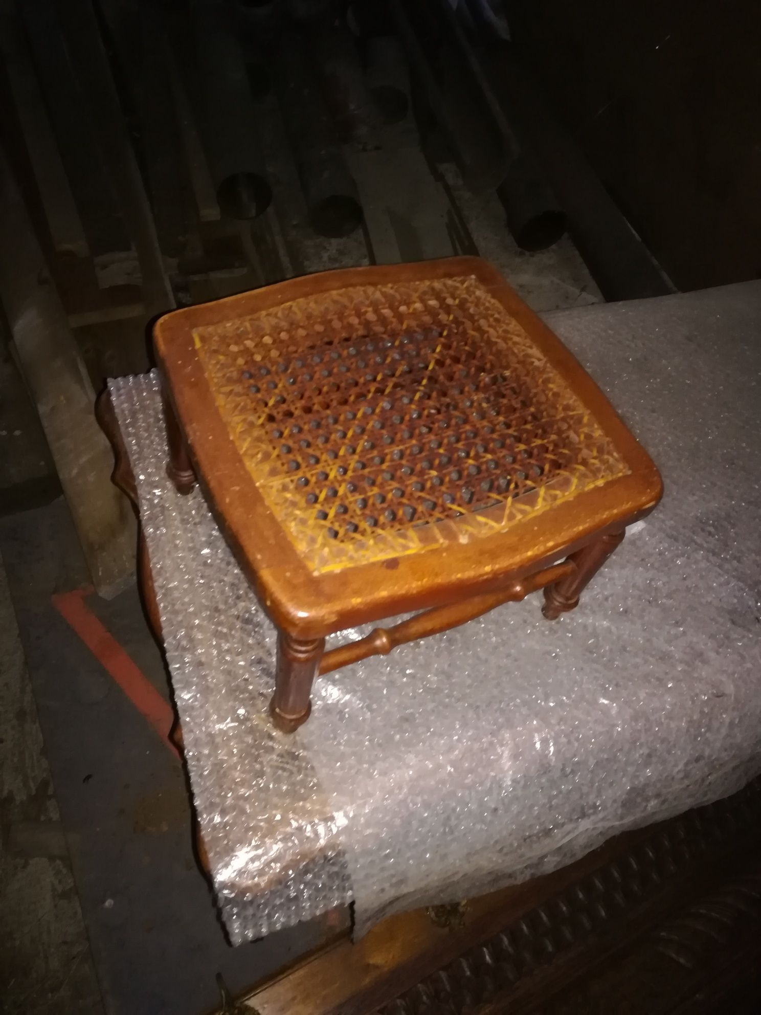 Stół i podnóżek, taboret.