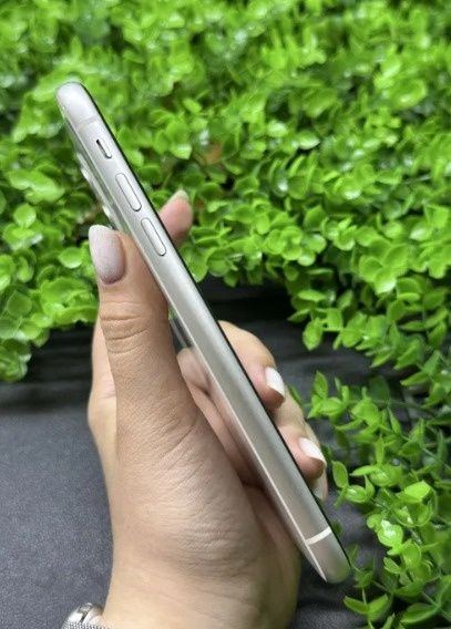 Продам iPhone 11 (128 ГБ) у стильному білому кольорі