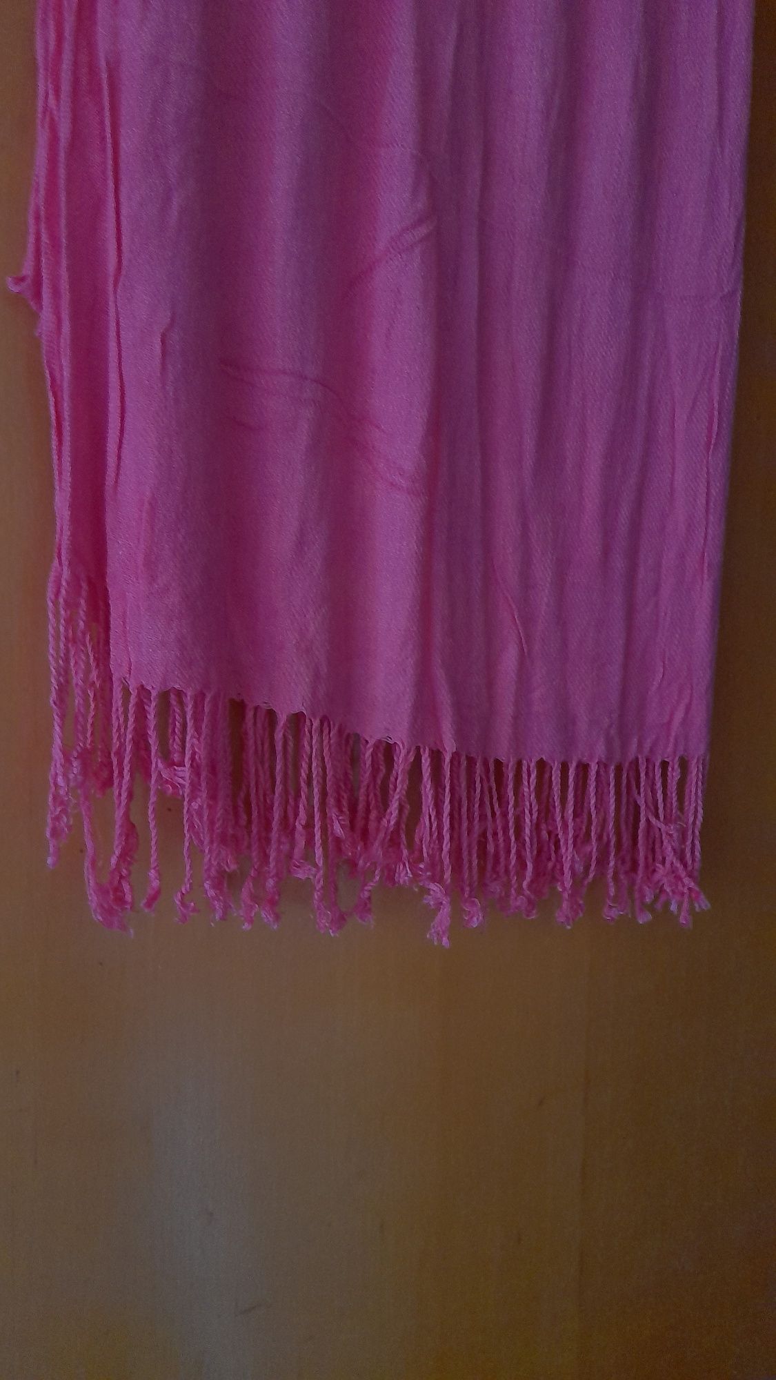 Echarpe cor rosa com franjas 2,00x0,80 cm - Bom estado