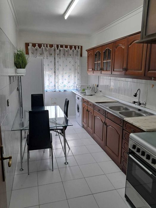 Aluga-se quarto com despesas incluídas.