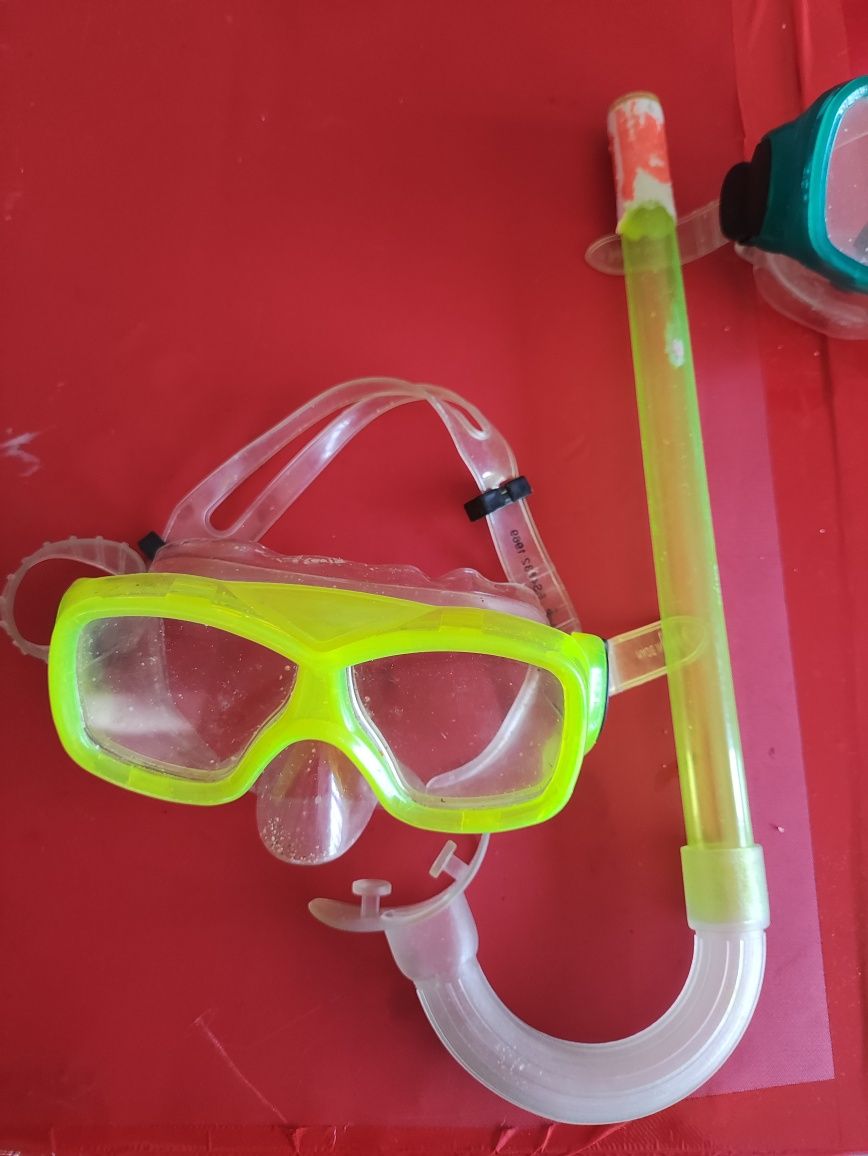 Tubos e óculos de mergulho.