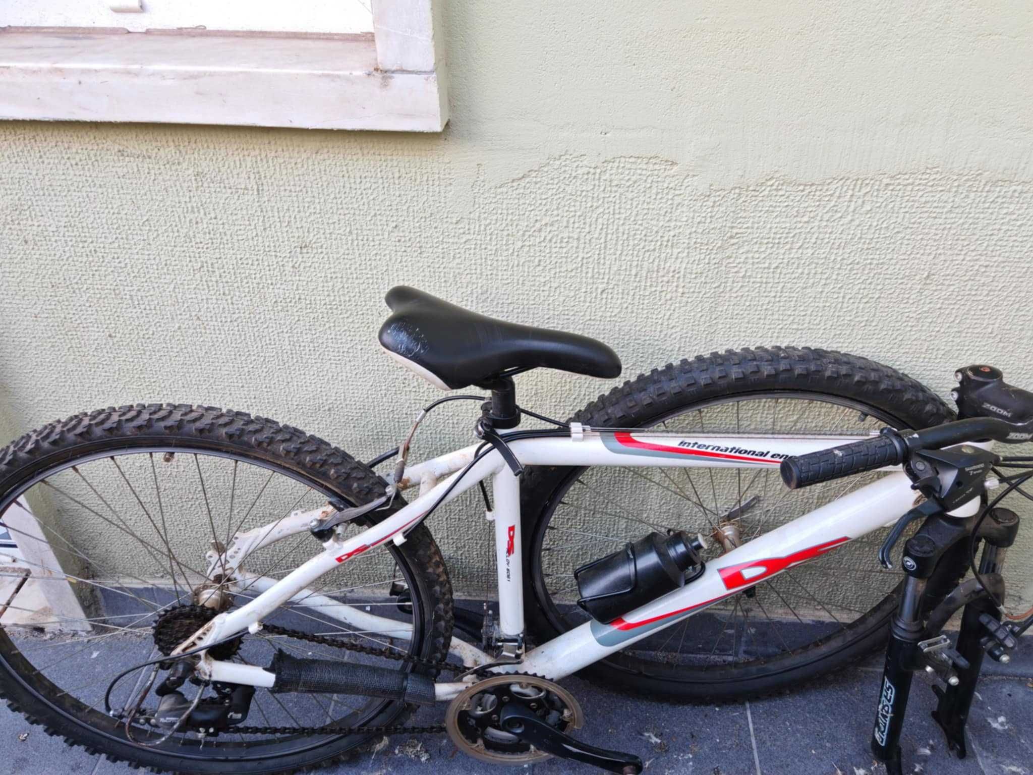 bicicleta btt completamente funcional