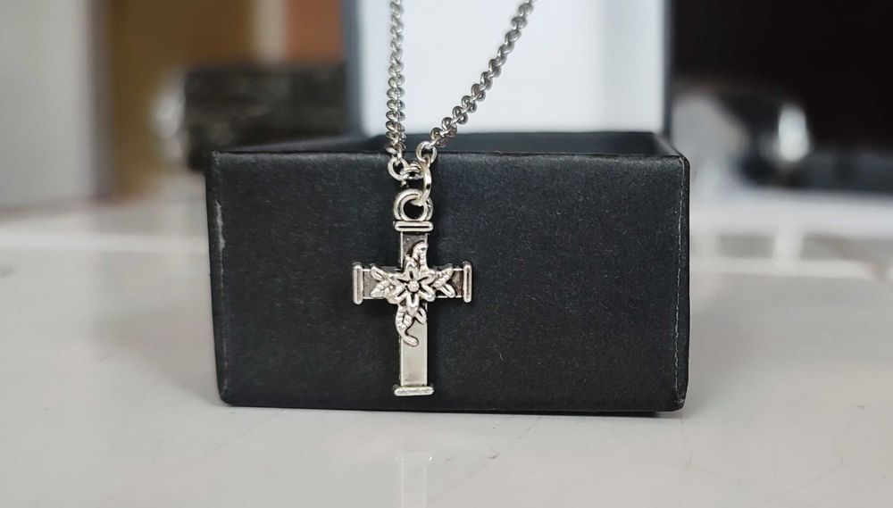 Naszyjnik, łańcuszek z Krzyżykiem , stal chirurgiczna , 52 cm  .