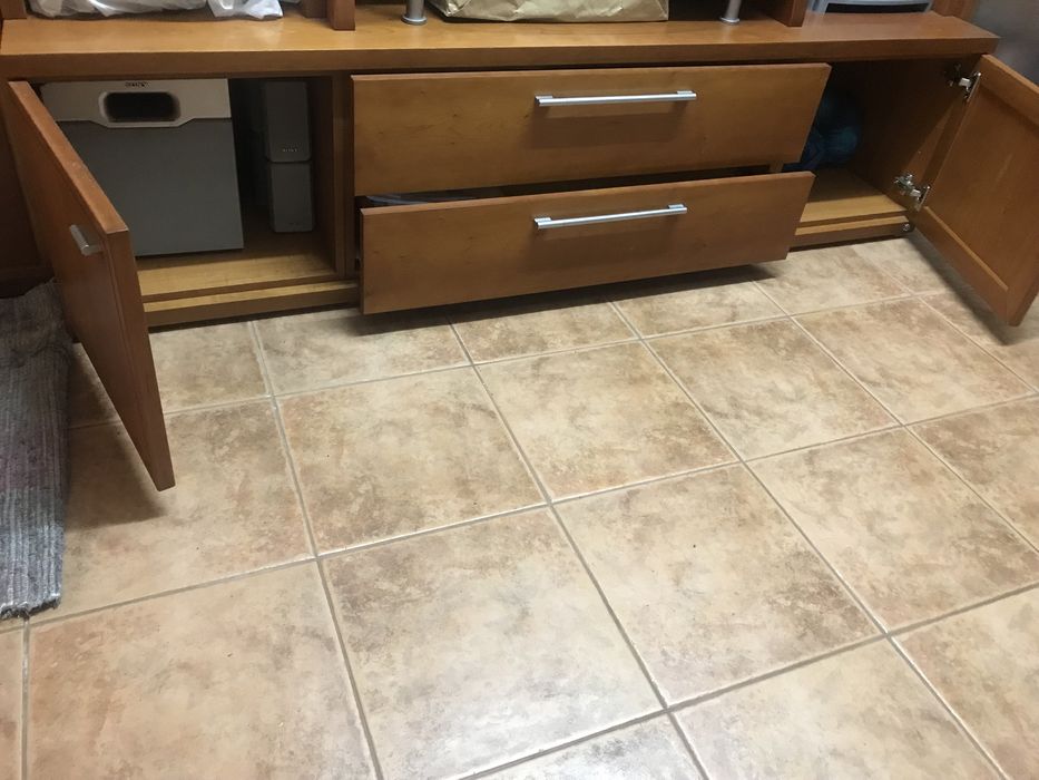 Móvel de sala em madeira e vidro