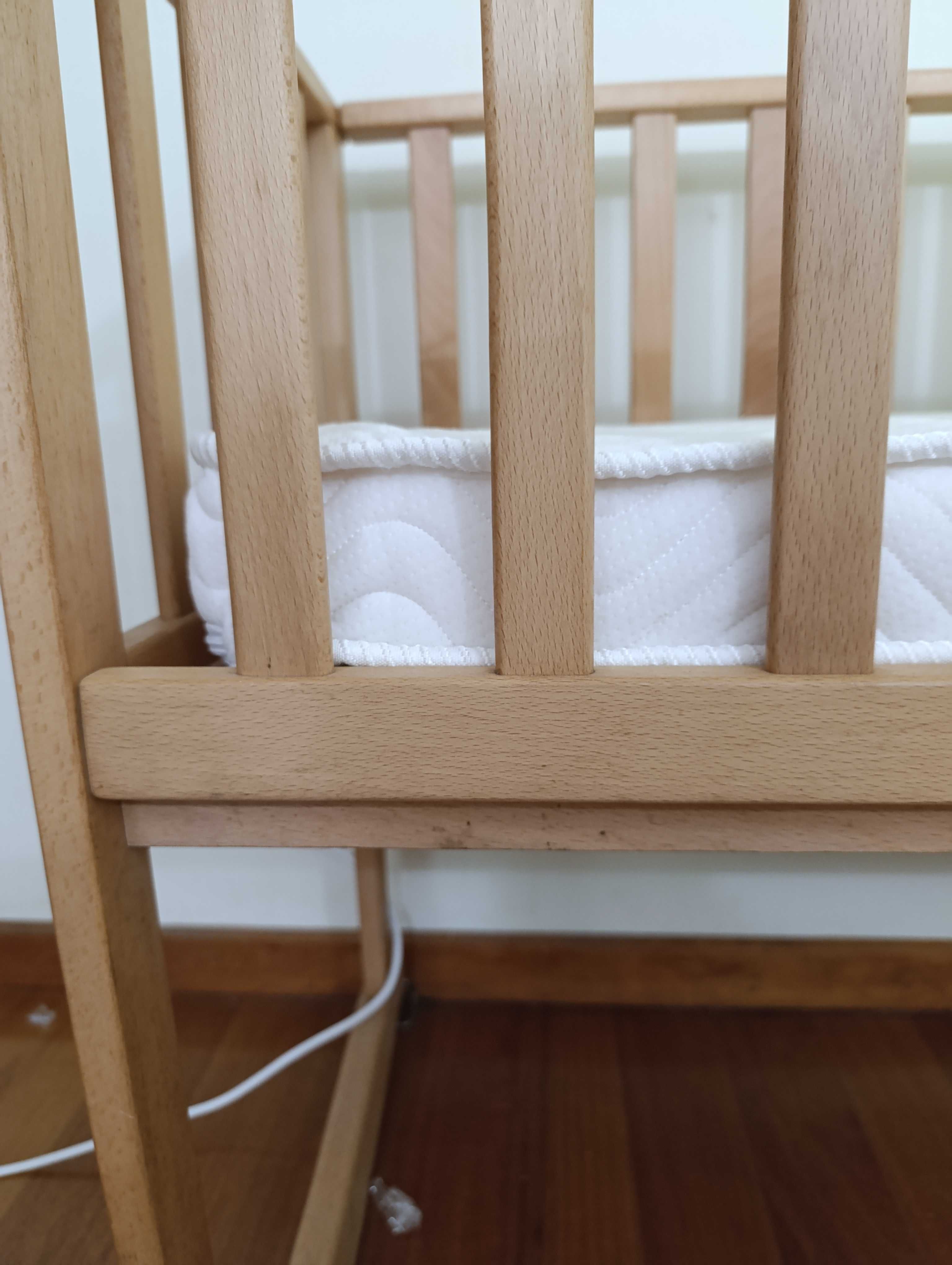 Berço pequeno com colchão