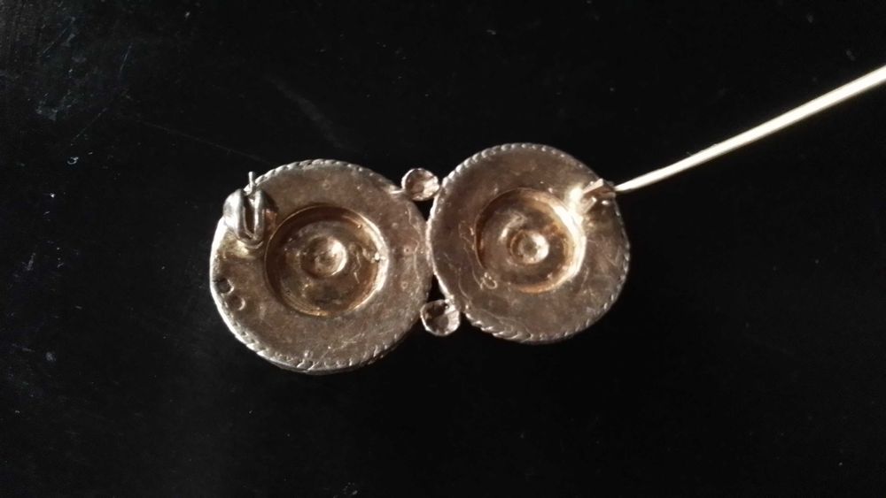 Alfinete de prata dourada