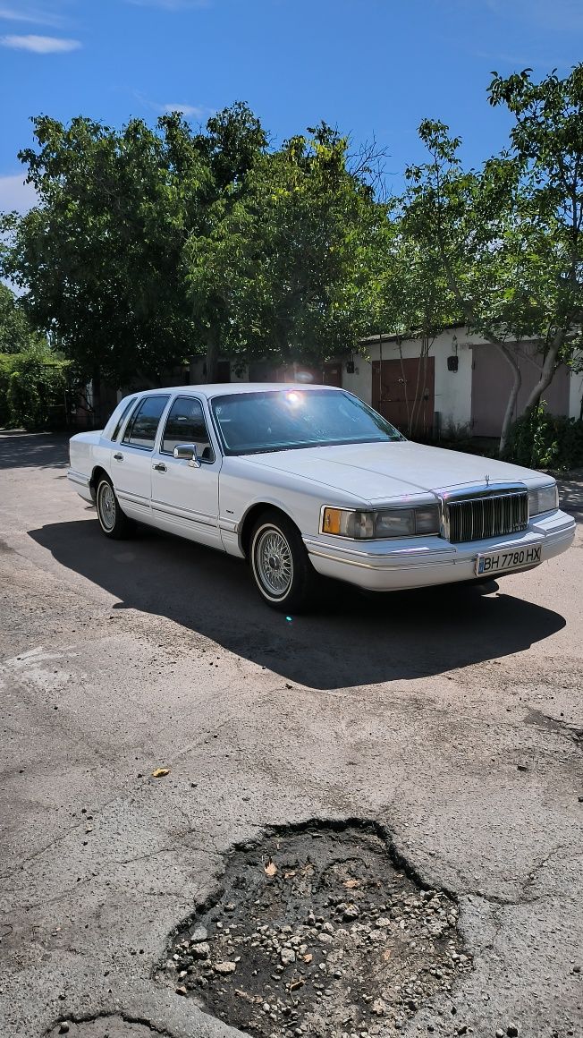 Продам автомобиль Lincoln Town Car