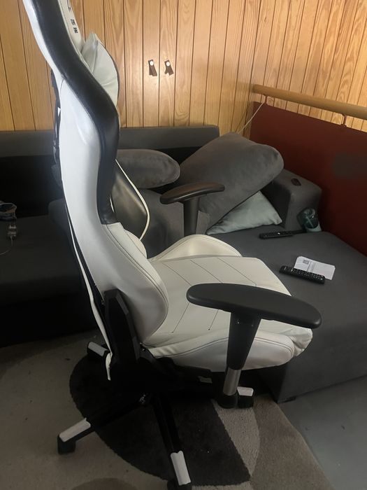 PC Gaming com monitor e cadeira