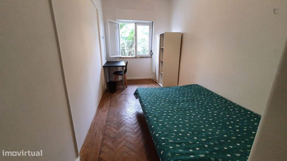 83005 - Quarto com cama de casal, com varanda...