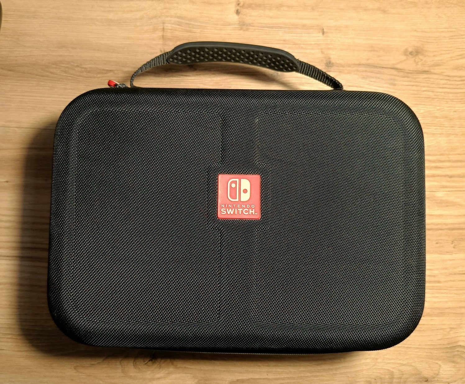Zestaw Nintendo Switch z grą i etui