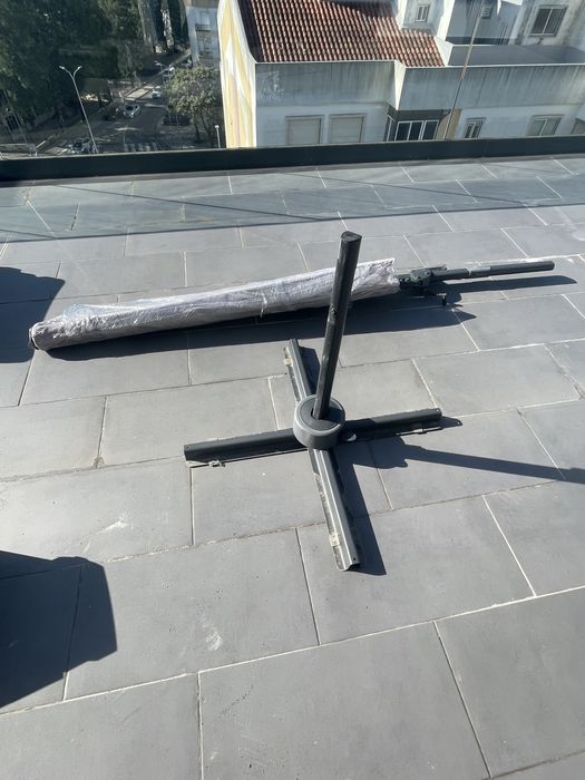 Chapeu sol, espreguicadeiras e tapete relva