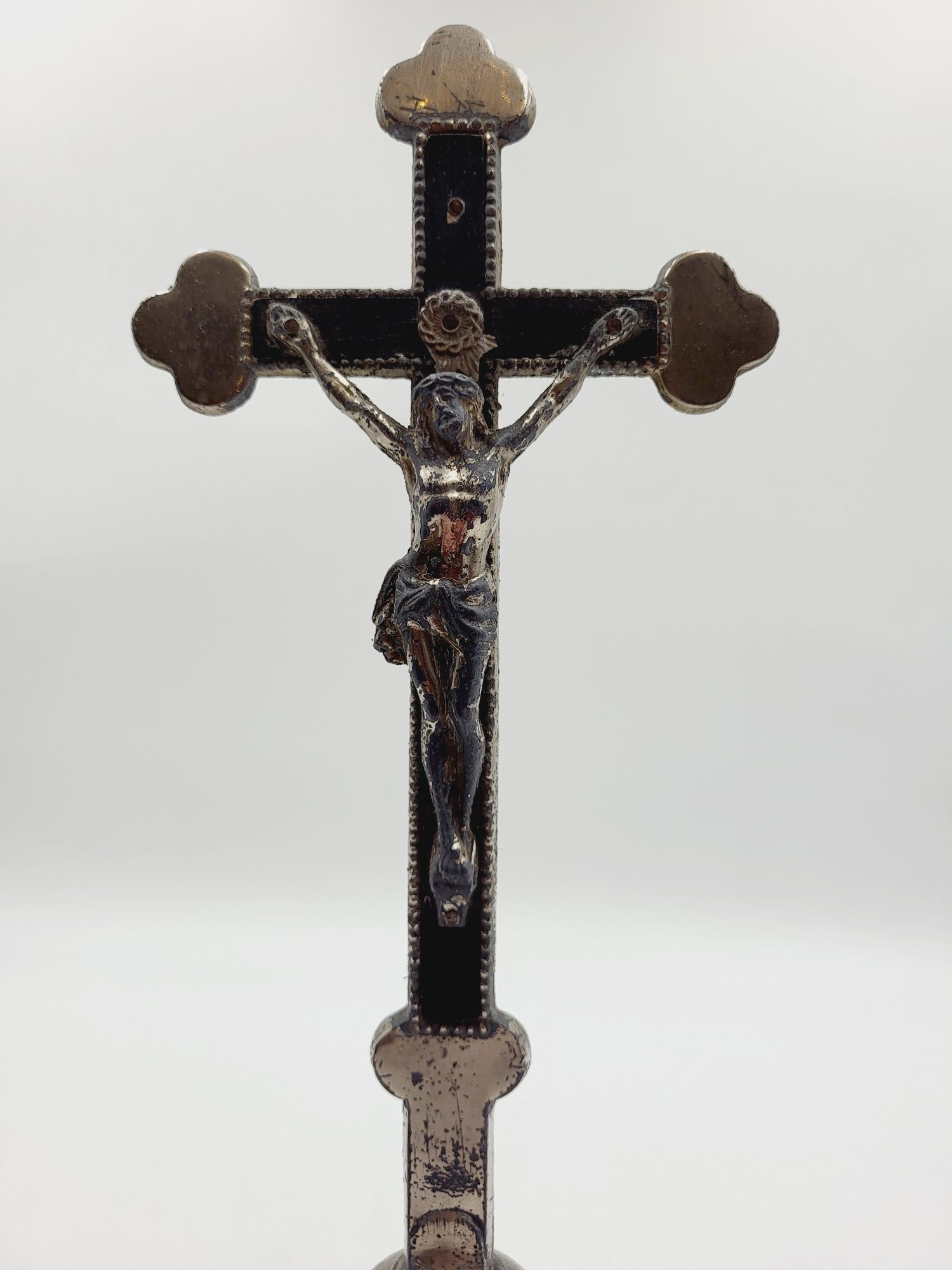 Duży stary metalowy krzyż