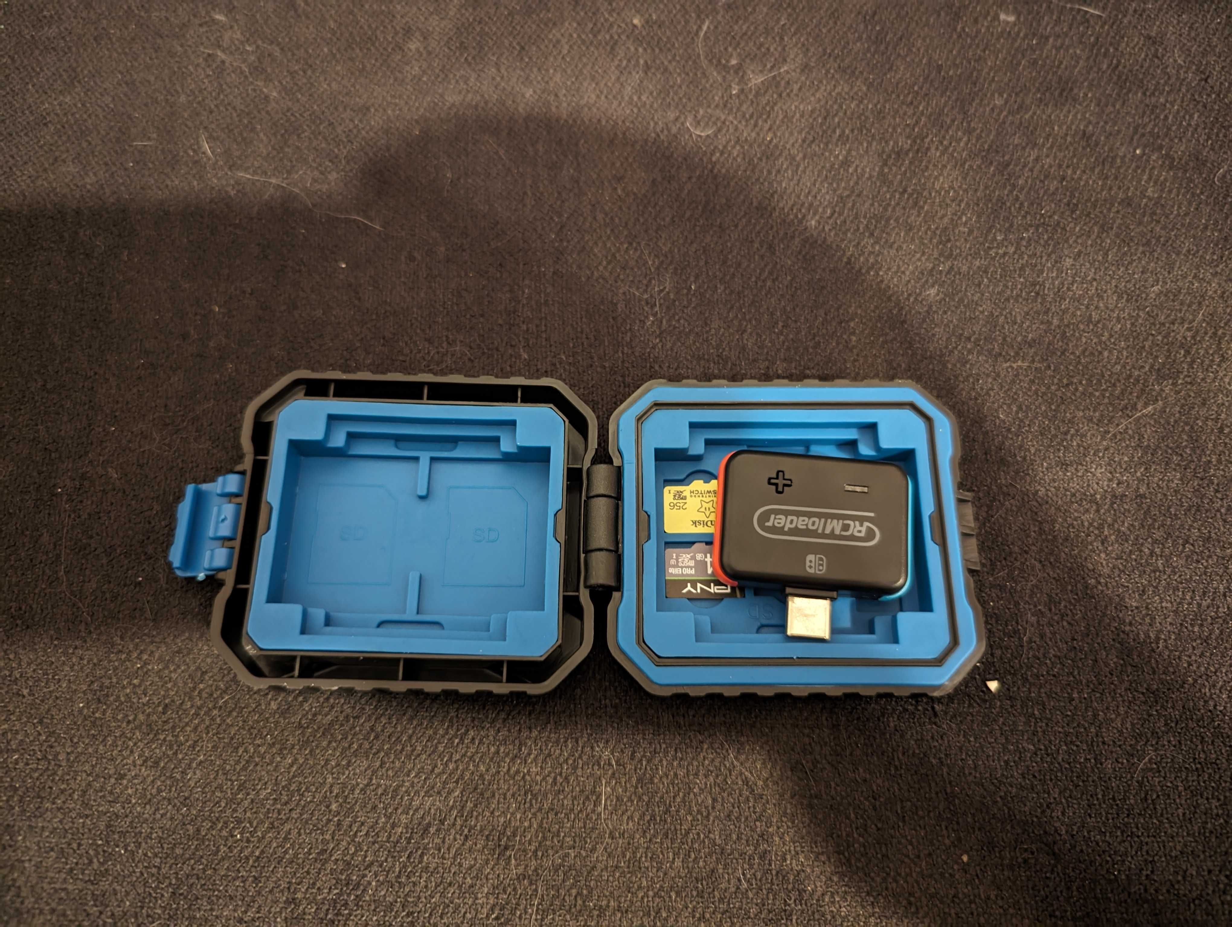 Pojemnik (case) na 11 różnych kart pamięci; pasuje do RCMLoader