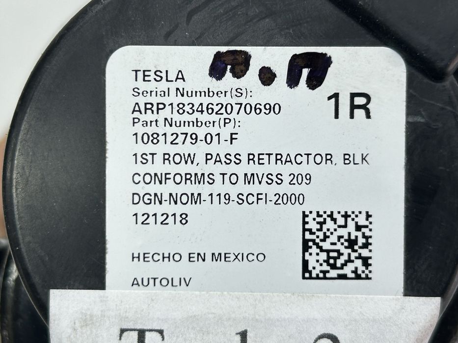 Ремень безопасности пассажира Tesla Model 3