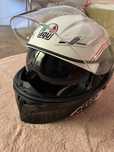 Capacete modelar AGV pouco uso.