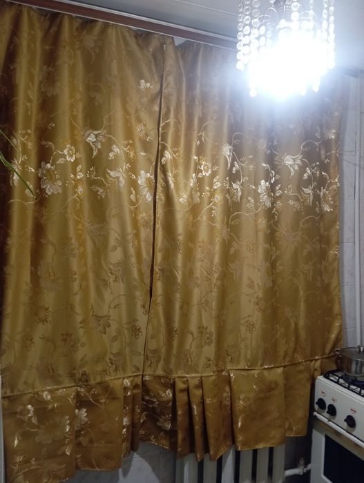 Штора на кухню нарядная.