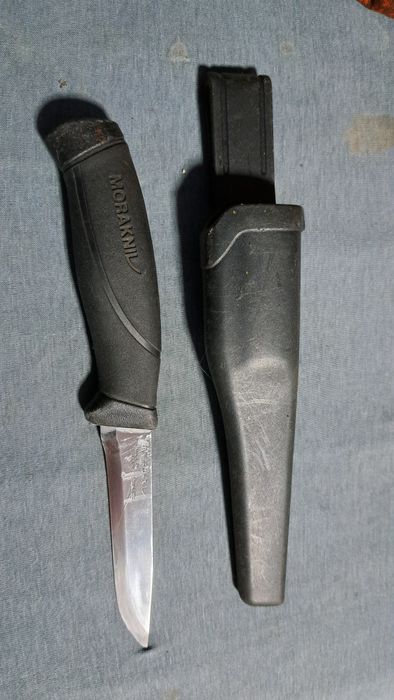 Nóż Morakniv z pochwą