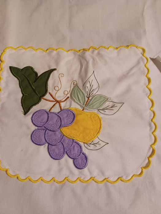 Avental com flores e frutos