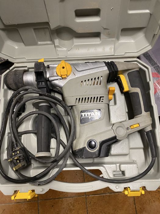 Młot udarowy młotowiertarka Titan 1500W 8j