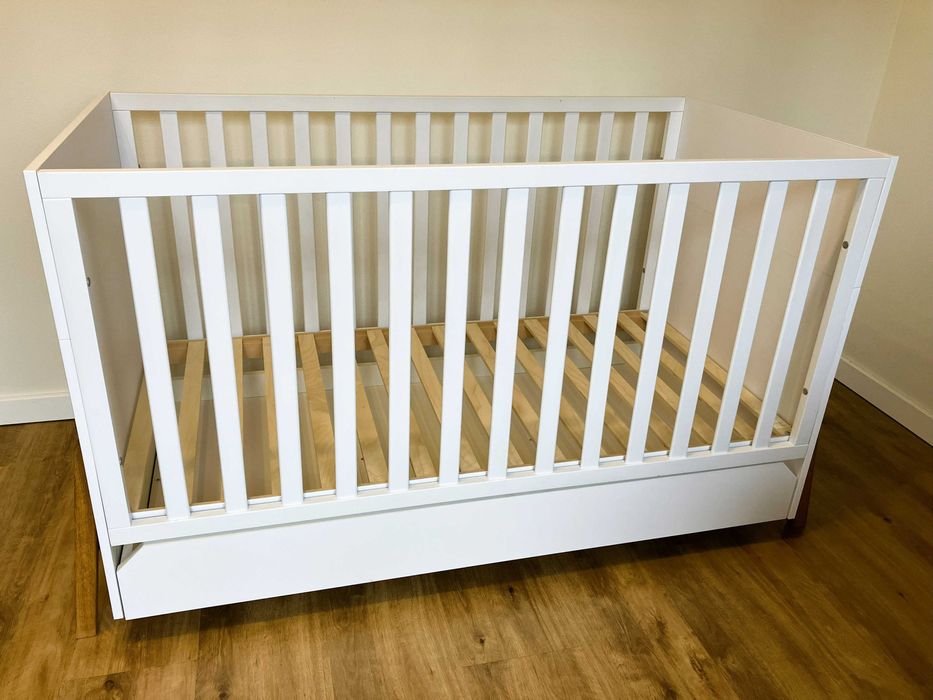 Bellamy Lotta białe łóżeczko-tapczanik 140x70 z szufladą