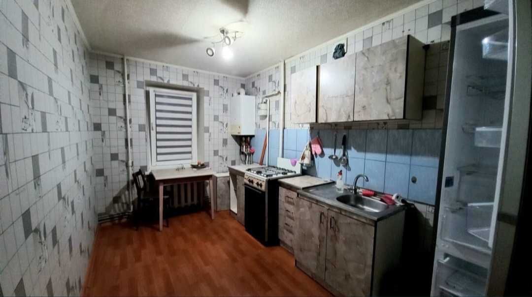 Продам простору 3-к квартиру в Новомосковську. Автономне опалення