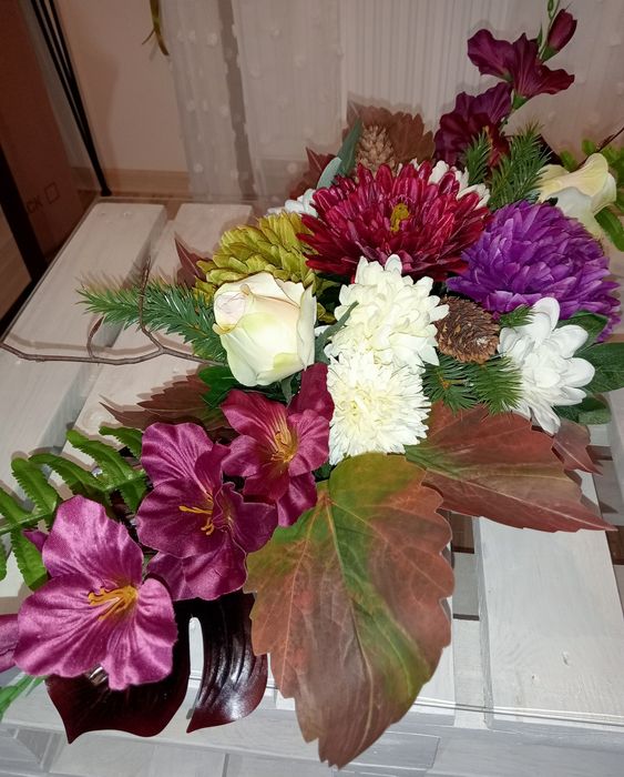 Wiązanka stroik ze sztucznych kwiatów na grób cmentarz